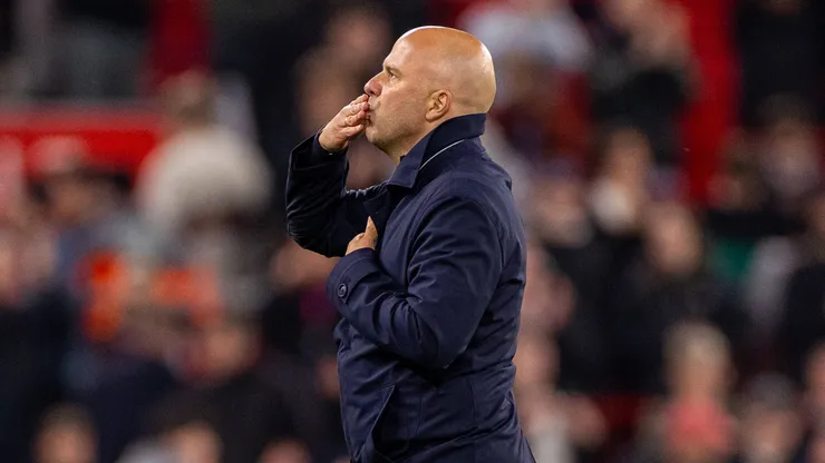 Arne Slot em partida do Liverpool