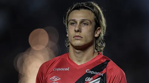 Canobbio em partida pelo Athletico Paranaense