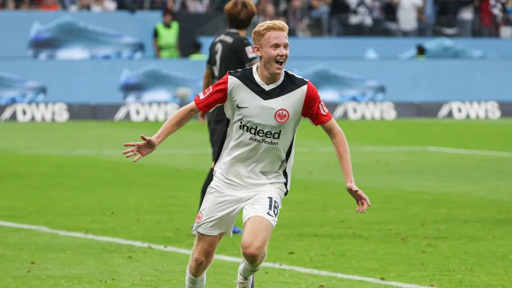 Hugo Larsson atualmente joga pelo Eintracht Frankfurt. (Foto: IMAGO / osnapix)