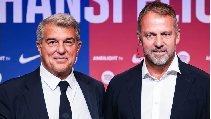 Joan Laporta, presidente do Barcelona ao lado do treinador Hansi Flick (Photo by Eric Alonso/Getty Images)