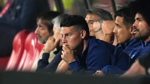 James Rodríguez no banco de reservas do Rayo Vallecano. Foto: Aitor Alcalde/Getty Images