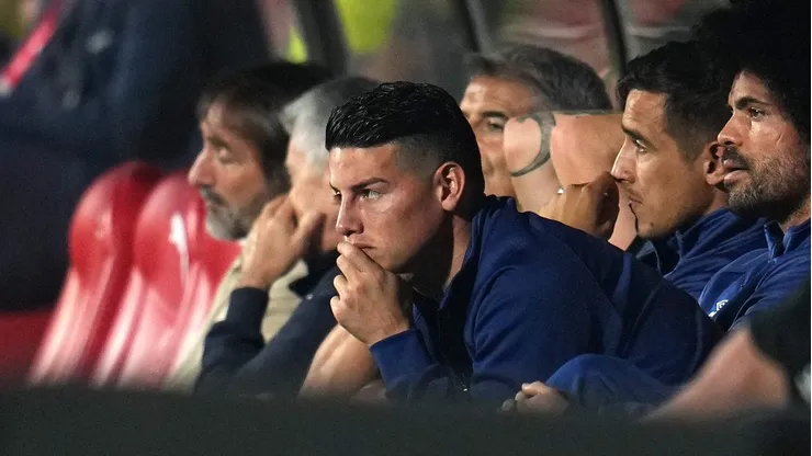 James Rodríguez no banco de reservas do Rayo Vallecano. Foto: Aitor Alcalde/Getty Images