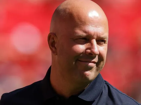 Arne Slot identifica meia Quinten Timber para contratar em 2025