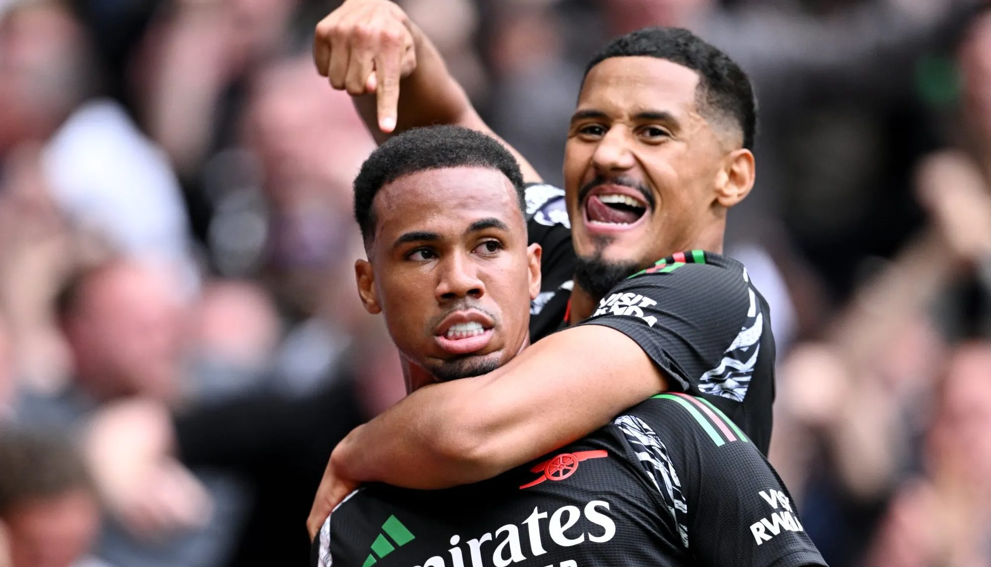 Gabriel Magalhães e William Saliba em ação pelo Arsenal. (Photo by Justin Setterfield/Getty Images)