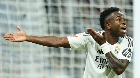 Vinicius Junior, do Real Madrid, protesta para o árbitro durante a partida da La Liga entre Real Madrid e Deportivo Alavés. (Foto: IMAGO / NurPhoto)