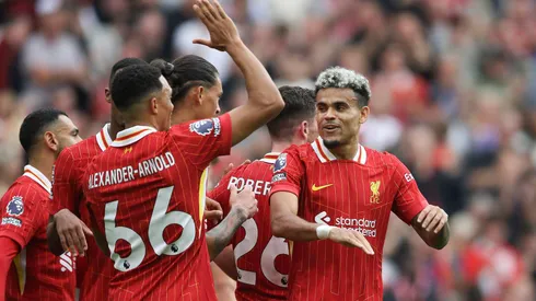 Luis Diaz do Liverpool (à direita) comemora com seus companheiros de equipe após marcar o segundo gol de sua equipe. Fotografia esportiva de Andrew Orchard / Alamy Stock Photo