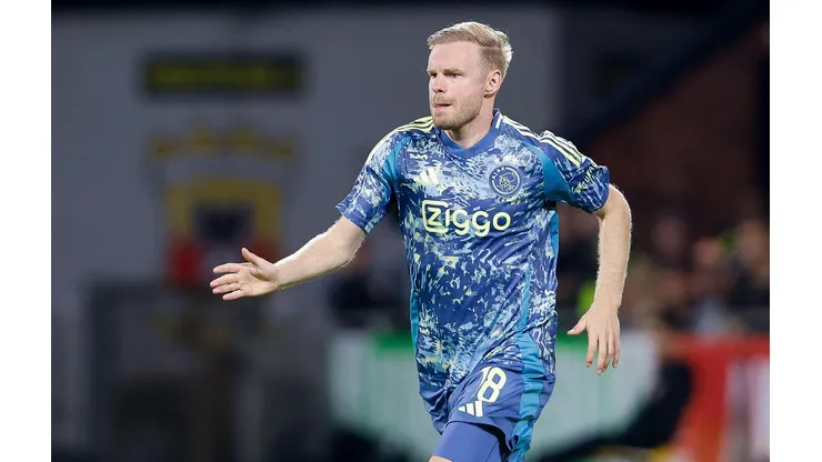 Klaassen durante o confronto entre Go Ahead Eagles e Ajax, no dia 21 de setembro de 2024, pela Eredivisie. (Pro Shots / Alamy Stock Photo)