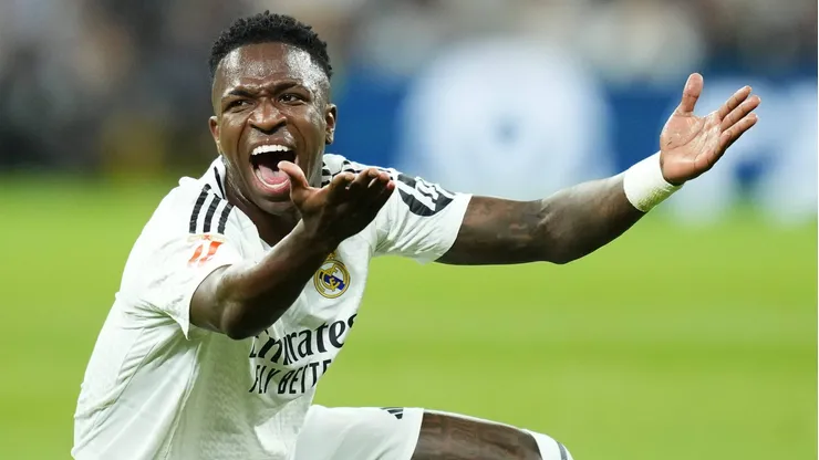 Vini Jr caído no gramado em Real Madrid x Alavés.