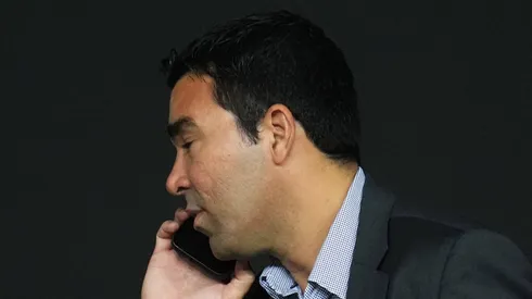 Diretor esportivo do Barcelona, Deco sinaliza interesse em Jhon Durán.