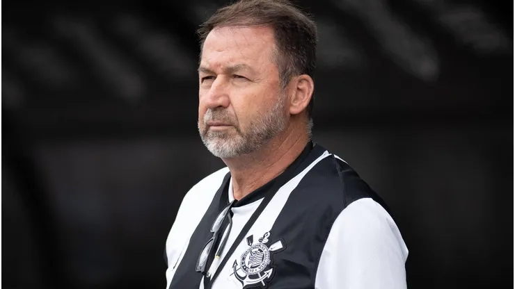 augusto melo, presidente do corinthians prepara documentação para assinar com jovem jogador. foto: IMAGO / TheNews2