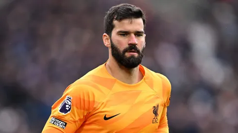 Alisson em ação pelo Liverpool.