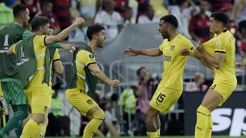 Jogadores do Penarol comemoram gol marcado por Cabrera durante partida contra o Flamengo no estadio Maracana pelo campeonato Copa Libertadores 2024. (Foto: Alexandre Loureiro/AGIF)