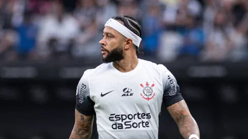 Corinthians leva Memphis Depay para fazer exames após estreia.