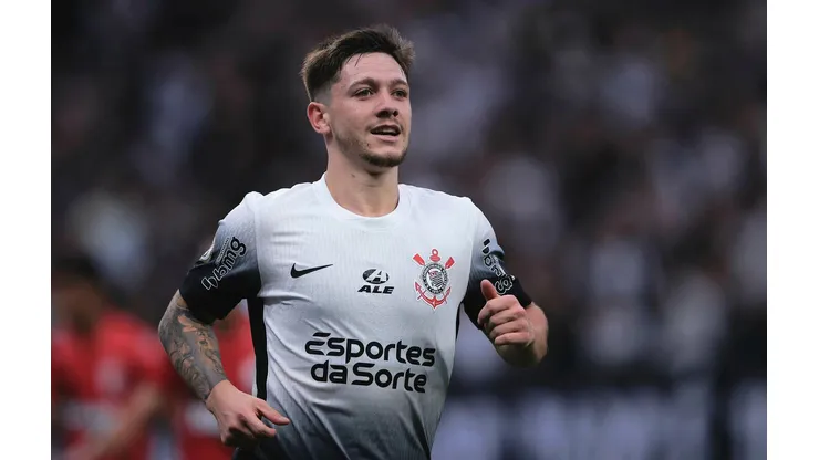 Garro comemora o seu gol na partida entre Corinthians e Atlético-GO, pelo Brasileirão, no dia 21 de setembro de 2024. (Associated Press / Alamy Stock Photo)