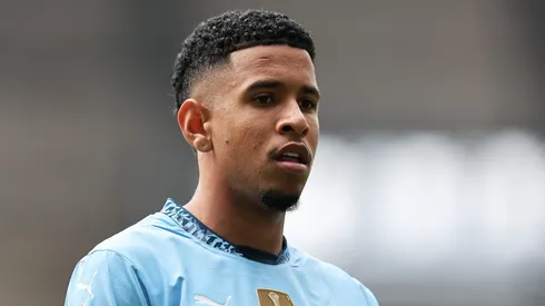 Savinho rouba a cena no jogo entre Arsenal x Manchester City pela Premier League.