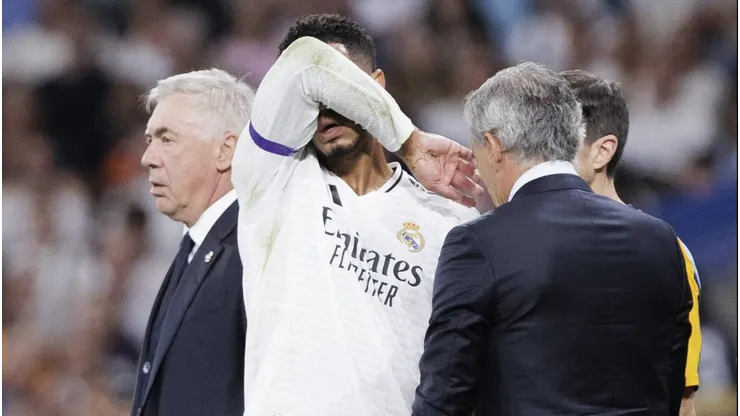 Jude Bellingham recebendo atendimento médico no Real Madrid.
