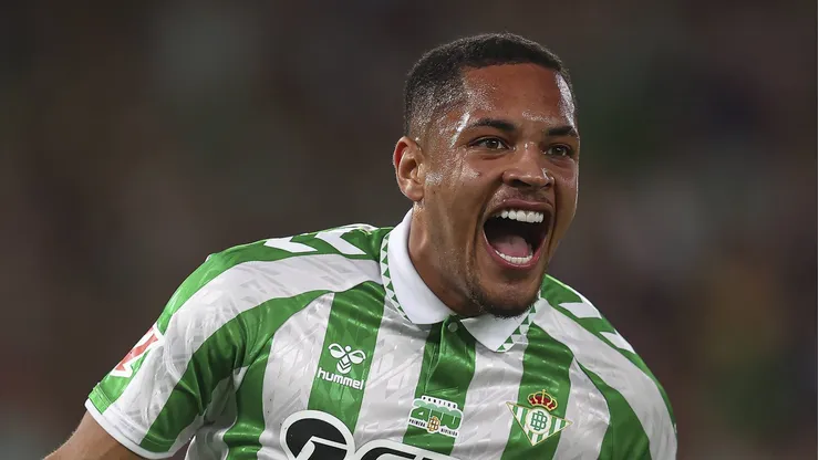 Vitor Roque com a camisa do Real Betis
