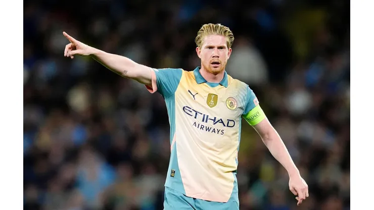 De Bruyne orienta seus companheiros na partida entre Manchester City e Inter de Milão pela Liga dos Campeões, no dia 18 de setembro de 2024. (PA Images / Alamy Stock Photo)