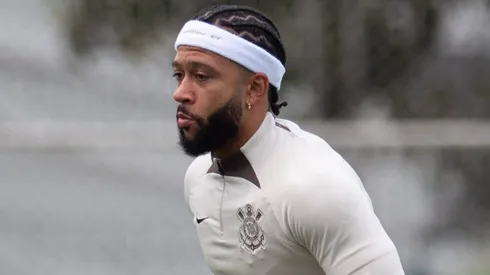 Depay treina no Corinthians.