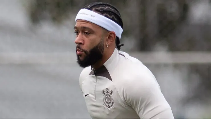 Depay treina no Corinthians.