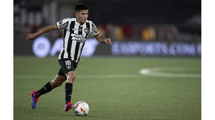Thiago Almada em ação no confronto entre Botafogo e São Paulo, no dia 18 de setembro de 2024, pela Libertadores. (Associated Press / Alamy Stock Photo)