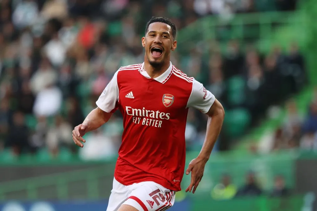 Saliba em campo pelo Arsenal (Photo by Carlos Rodrigues/Getty Images)