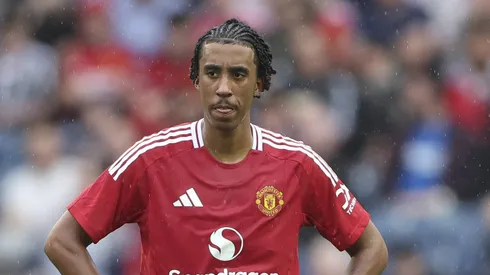 Leny Yoro, zagueiro do Manchester United. (Foto: IMAGO / Colorsport)