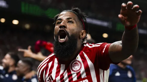 Rodinei comemora a conquista da Conference League.