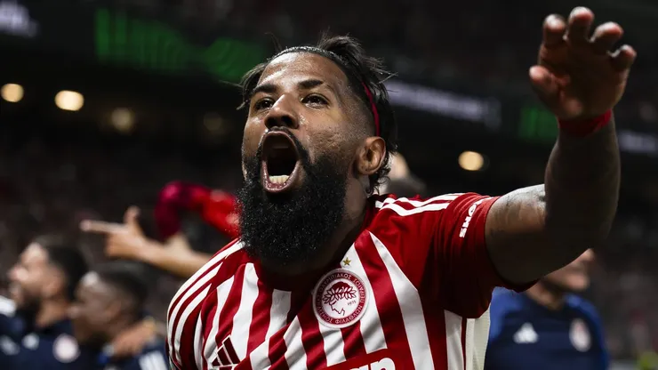 Rodinei comemora a conquista da Conference League.