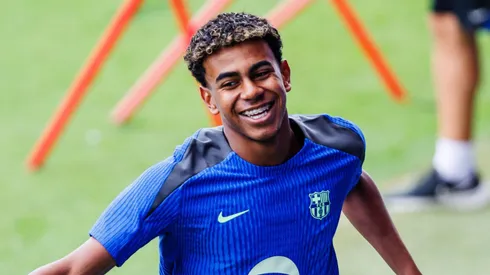 Lamine Yamal com a camisa do Barcelona.