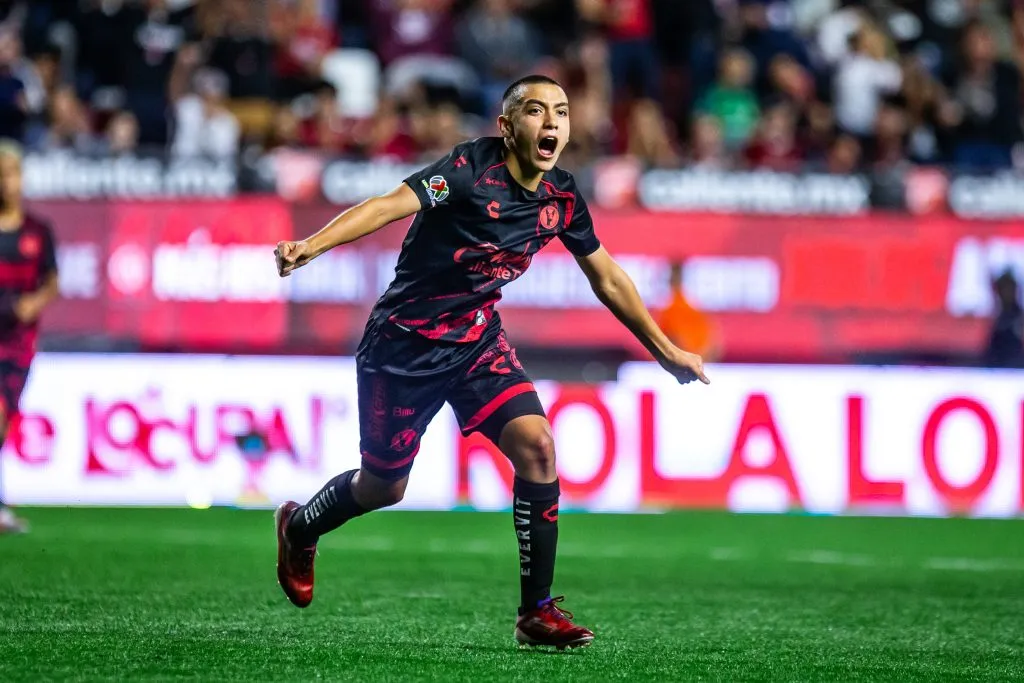 Gilberto Mora pelo Tijuana celebrando seu primeiro gol como profissional. (Photo by Francisco Vega/Getty Images)