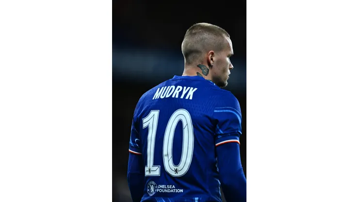 Mykhailo Mudryk com a camisa do Chelsea.
