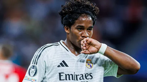 Endrick com a camisa do Real Madrid.