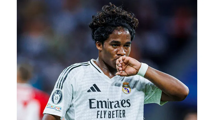 Endrick com a camisa do Real Madrid.