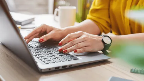 A plataforma conta com uma área para apostas esportivas e cassino. Foto: iStock.