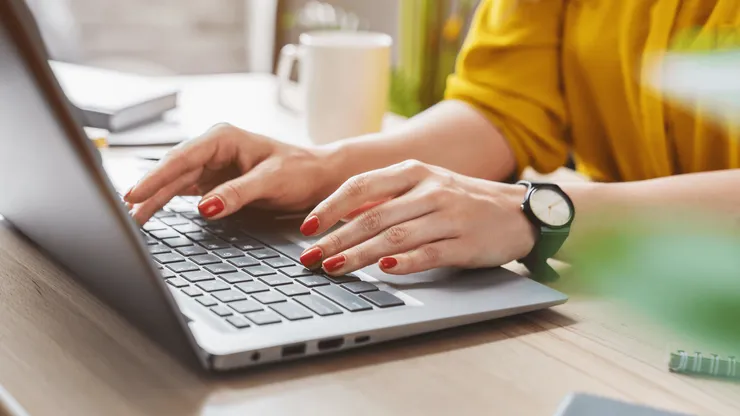A plataforma conta com uma área para apostas esportivas e cassino. Foto: iStock.