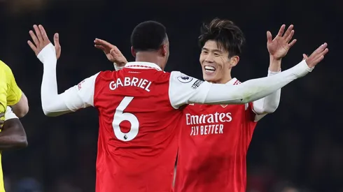 Takehiro Tomiyasu e Gabriel Magalhães do Arsenal . (Photo by Catherine Ivill/Getty Images)