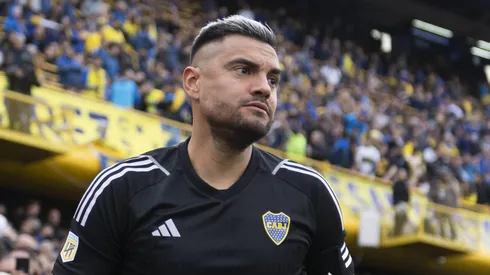 Em busca de um elenco mais competitivo, o clube avalia a saída de veteranos, incluindo o goleiro Sergio Romero, enquanto busca reforços como Leandro Paredes.(Foto: IMAGO / ZUMA Press Wire)
