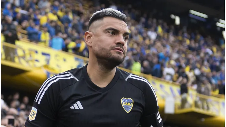 Em busca de um elenco mais competitivo, o clube avalia a saída de veteranos, incluindo o goleiro Sergio Romero, enquanto busca reforços como Leandro Paredes.(Foto: IMAGO / ZUMA Press Wire)