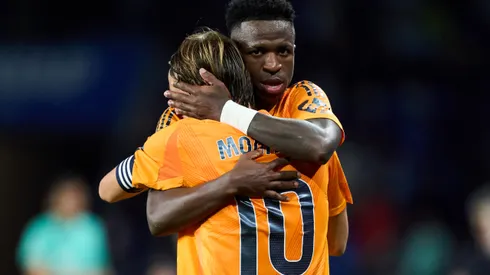 Vinícius Junior e Modric durante partida do Real Madrid em La Liga (Foto: Juan Manuel Serrano Arce/Getty Images)
