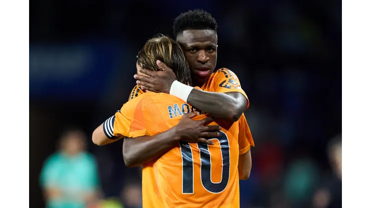 Vinícius Junior e Modric durante partida do Real Madrid em La Liga (Foto: Juan Manuel Serrano Arce/Getty Images)