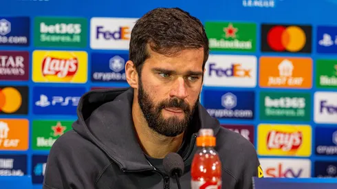 Alisson em coletiva de imprensa com a camisa do Liverpool