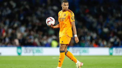 Mbappé momentos antes de sua cobrança de pênalti no duelo entre Real Sociedad e Real Madrid pela La Liga, no dia 14 de setembro de 2024. (Associated Press / Alamy Stock Photo)