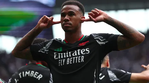 Gabriel Magalhães comemora gol em homenagem a Memphis Depay