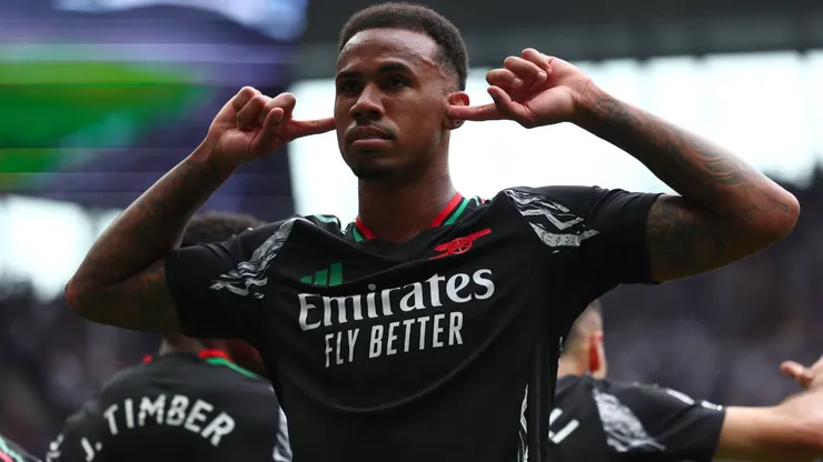 Gabriel Magalhães comemora gol em homenagem a Memphis Depay