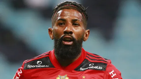 Campeão brasileiro pode fechar a contratação do lateral Rodinei, ex-Flamengo (Photo by Silvio Avila/Getty Images)