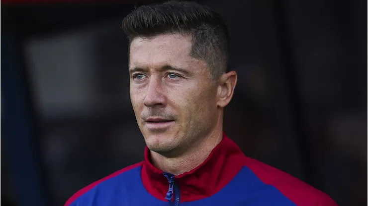 Robert Lewandowski pode ter seu contrato rescindido pelo Barcelona se isso acontecer. (Photo by Eric Alonso/Getty Images)