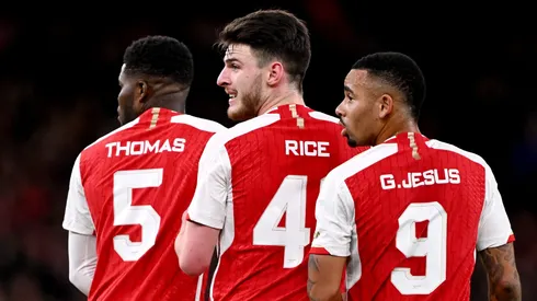 Thomas Partey, Rice e Gabriel Jesus em ação pelo Arsenal. (Photo by Mike Hewitt/Getty Images)