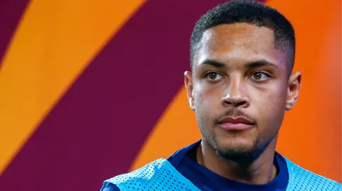 Vitor Roque no banco de reservas do Barcelona
