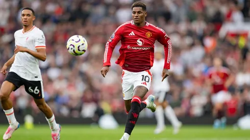 Rashford corre atrás da bola na partida entre Manchester United e Liverpool pela Premier League, no dia 01 de setembro de 2024. (SPP Sport Press Photo. / Alamy Stock Photo)